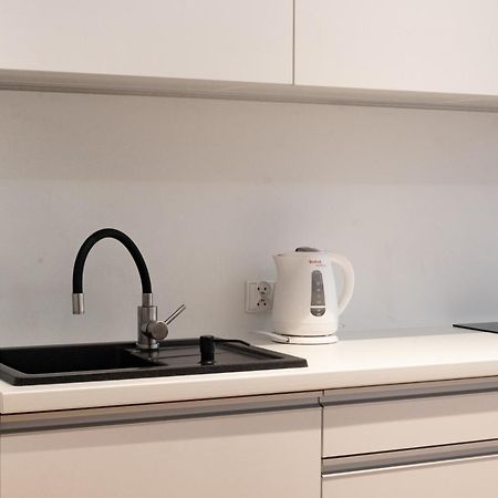 Apartament Z Upadkiem Ikara / Apartment With The Fall Of Icarus Лодз Екстериор снимка