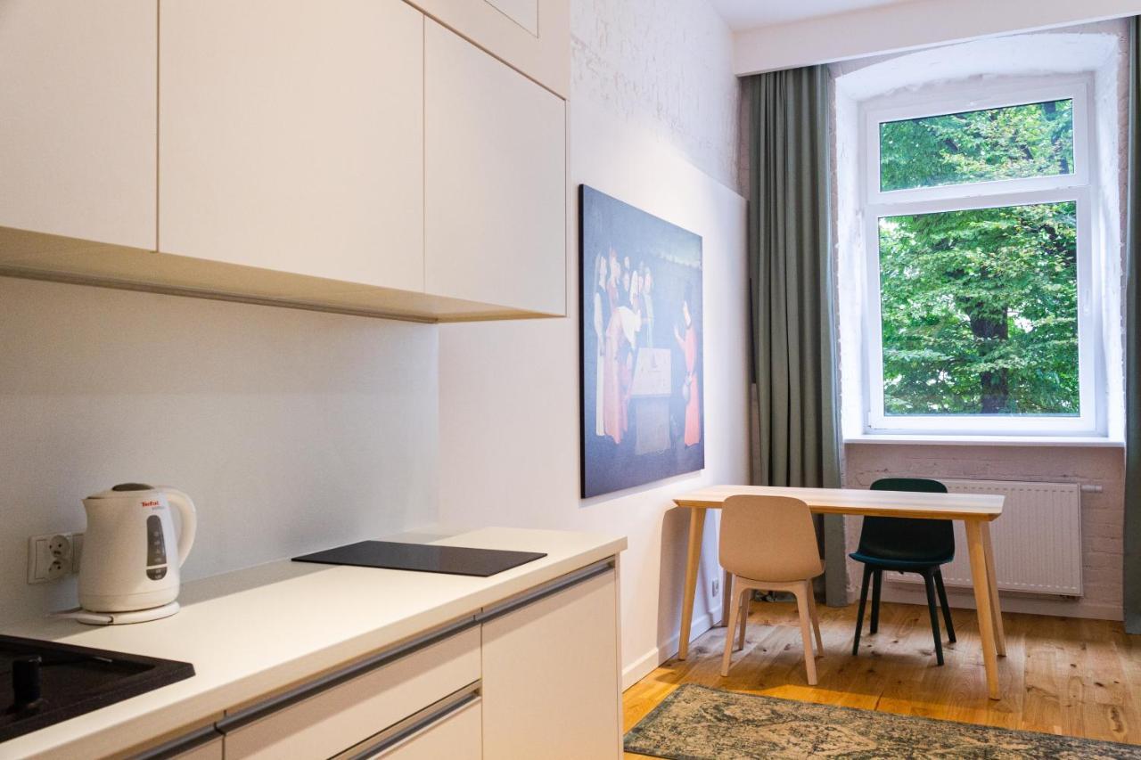 Apartament Z Upadkiem Ikara / Apartment With The Fall Of Icarus Лодз Екстериор снимка