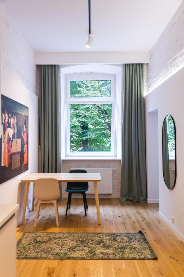 Apartament Z Upadkiem Ikara / Apartment With The Fall Of Icarus Лодз Екстериор снимка