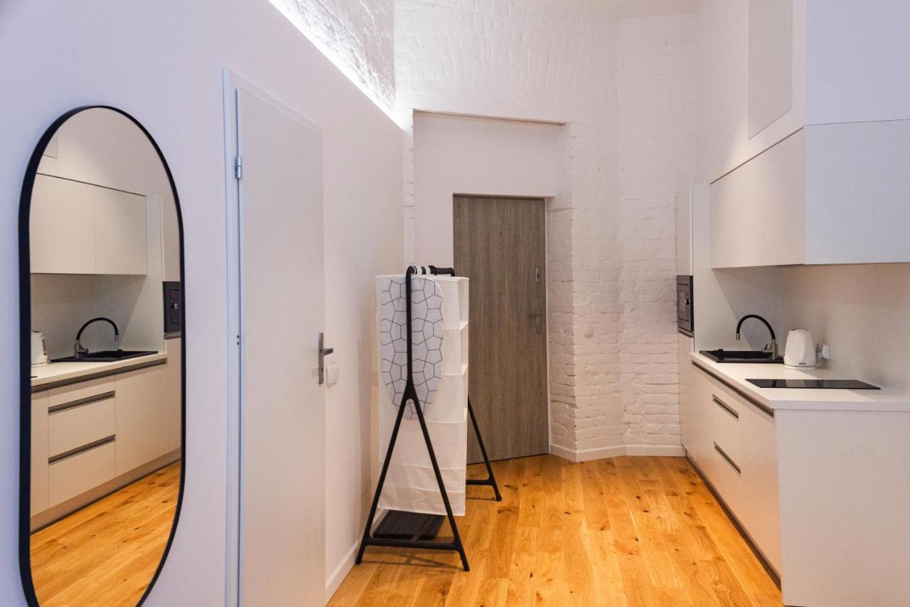 Apartament Z Upadkiem Ikara / Apartment With The Fall Of Icarus Лодз Екстериор снимка