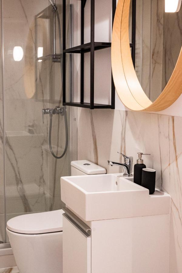 Apartament Z Upadkiem Ikara / Apartment With The Fall Of Icarus Лодз Екстериор снимка